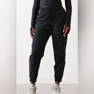 Athleta Women’s Trekkie Joggers mid-rise Size 4